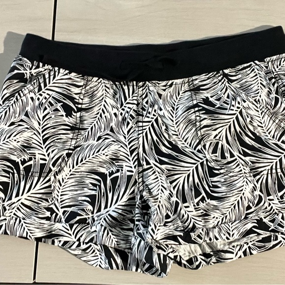 Women’s beach shorts. Medium. Black and white palm fronds. Gently worn - Picture 1 of 4